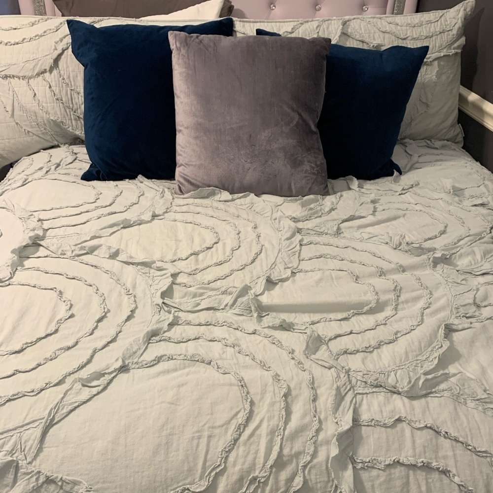 LEVTEX HOME BEDDING (baby blue quit bed spread)